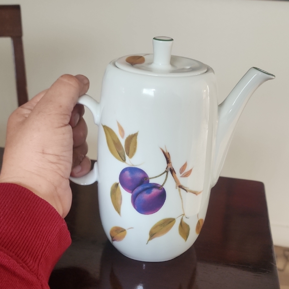 Royal Worcester Evesham Vale Coffee Pot with Lid England Vintage 1986 Fruit - Picture 7 of 7